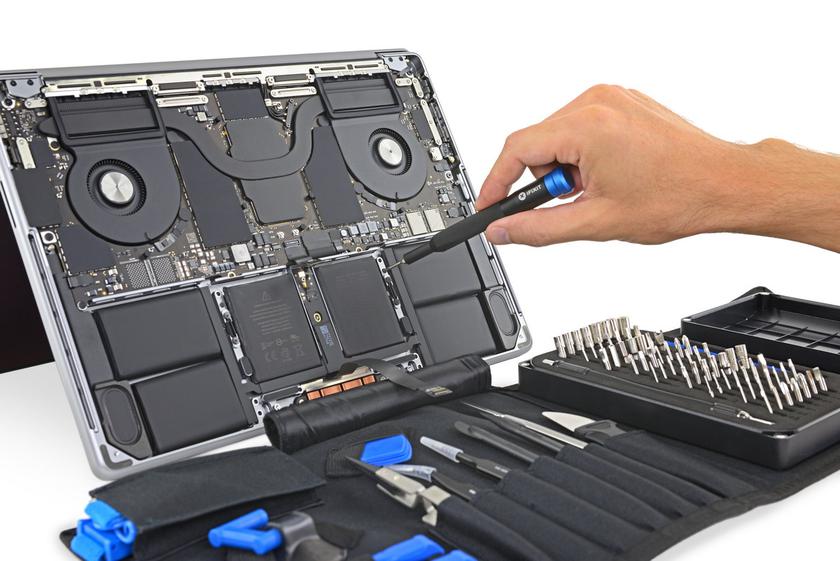 Technician of Guru Computers Repairing laptop img-1