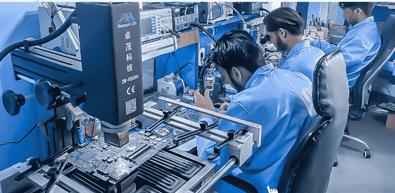 Technician of Guru Computers for repairing laptop img-7