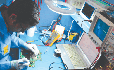 Technician of Guru Computers for repairing laptop img-6