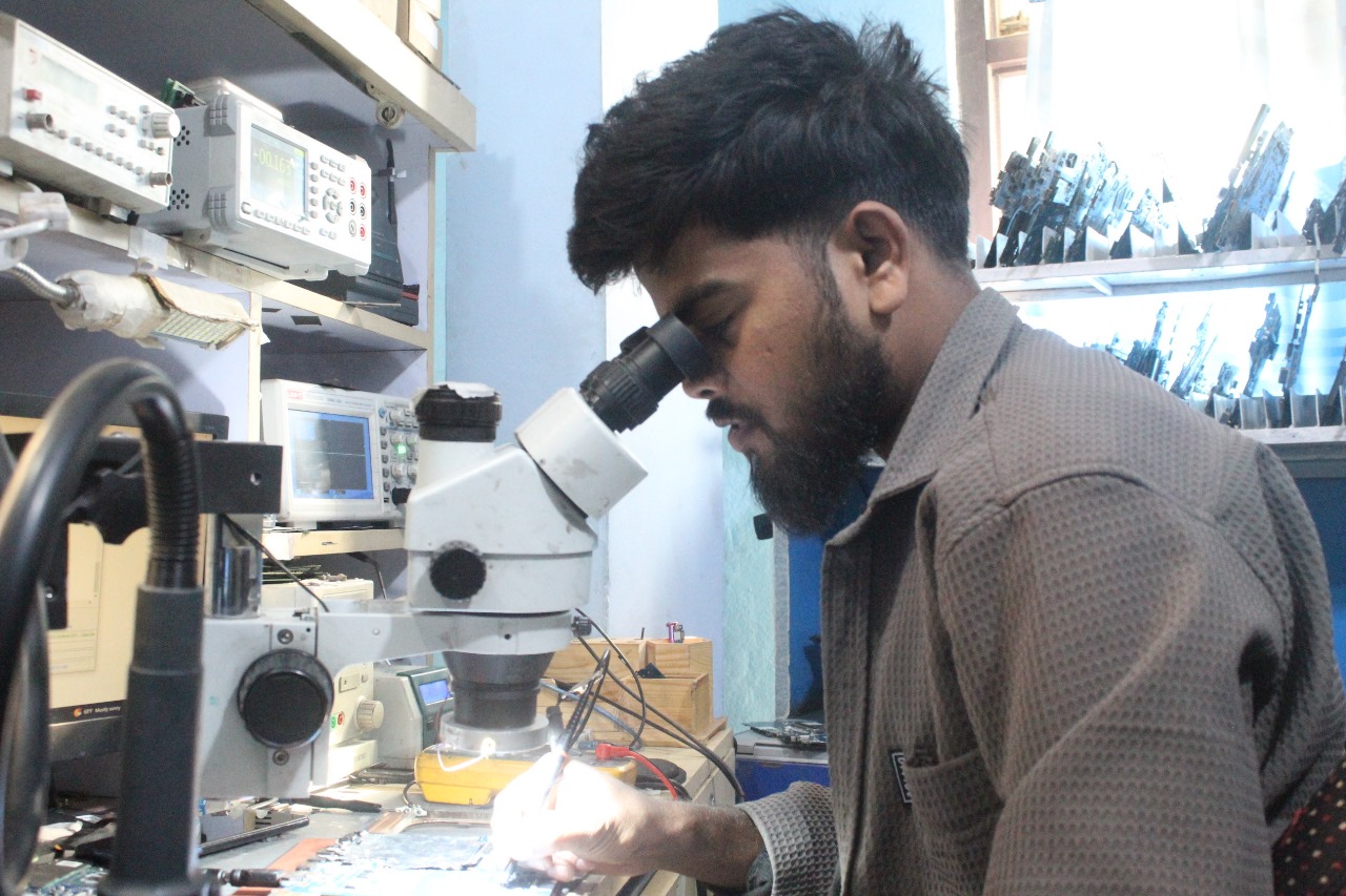 Technician of Guru Computers for repairing laptop img-9